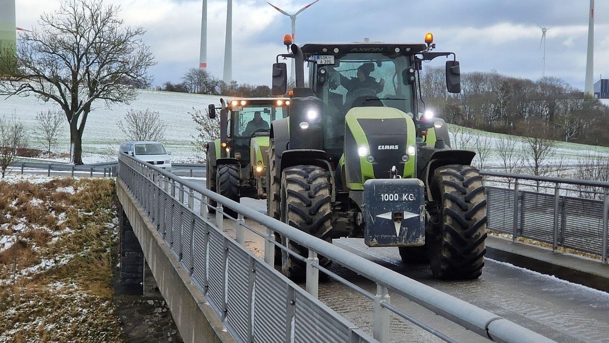 Eine Landwirtschaftsbrücke über die Autobahn bei Schilbach ist durch Traktoren besetzt. Noch in diesem Jahr sollen die Thüringer Landwirte Gelder von der EU erhalten.