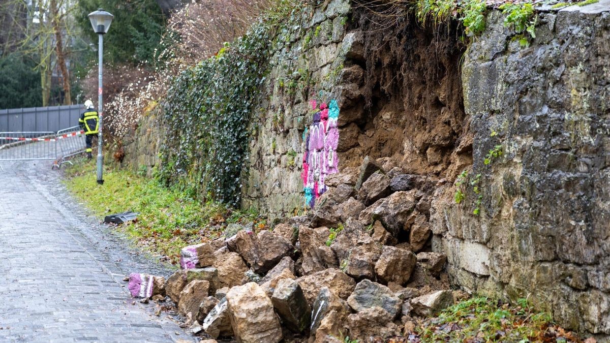 In Weimar ist am Samstagnachmittag im Rothäuserbergweg ein Teil einer Natursteinmauer infolge der anhaltenden Regenfälle eingestürzt.