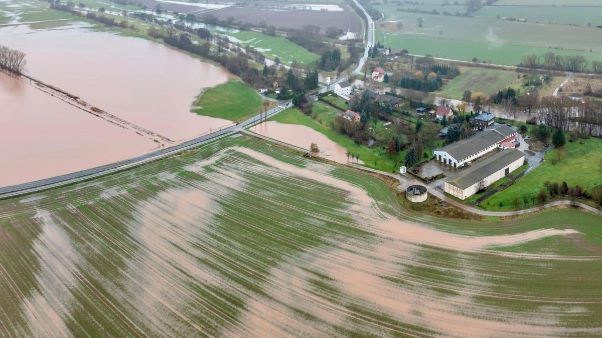 Für Überflutungen vorgesehene Flächen wie Felder stehen an vielen Stellen im Landkreis Nordhausen bereits unter Wasser, wie beispielsweise an der Aumühle.