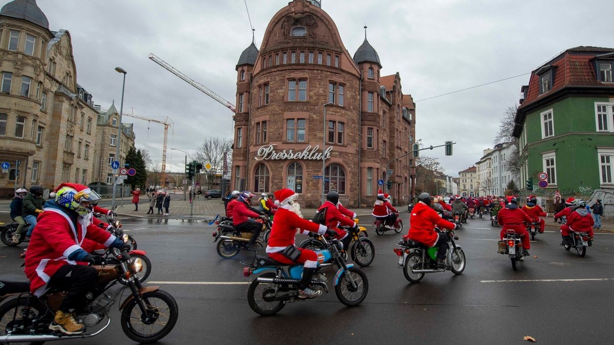 Mehr als 500 Simson-, MZ- und Trabant-Fahrer nahmen an der traditionellen Weihnachtsausfahrt in Erfurt teil.