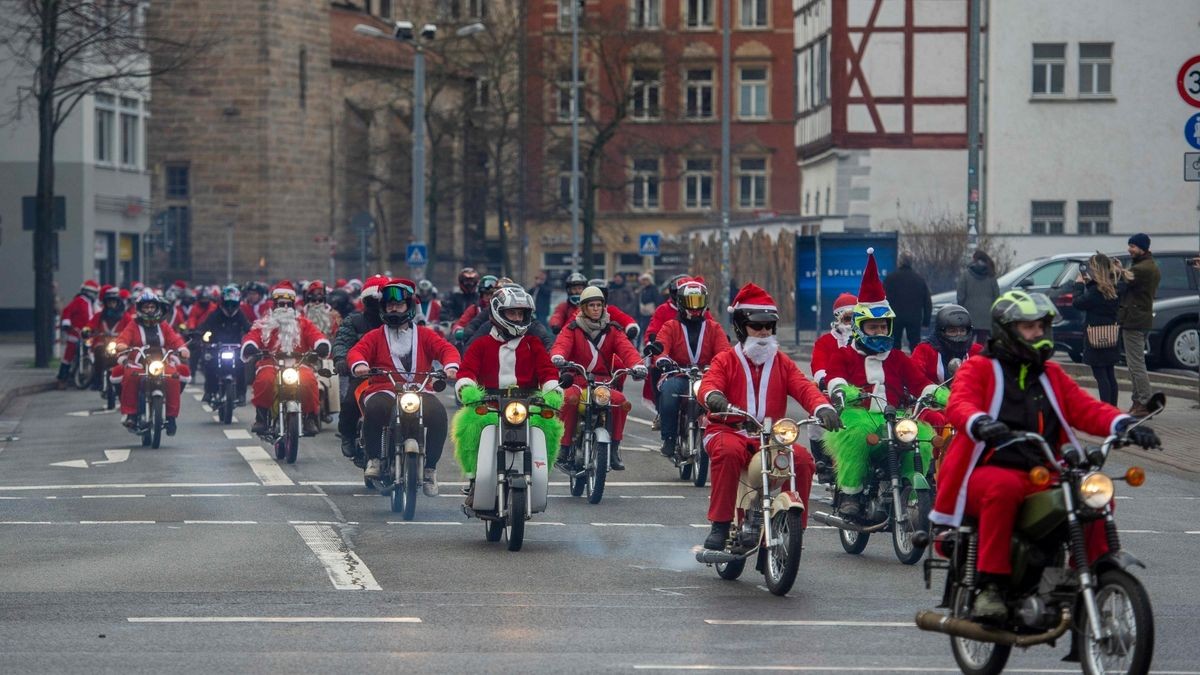 Mehr als 500 Simson-, MZ- und Trabant-Fahrer nahmen an der traditionellen Weihnachtsausfahrt in Erfurt teil.