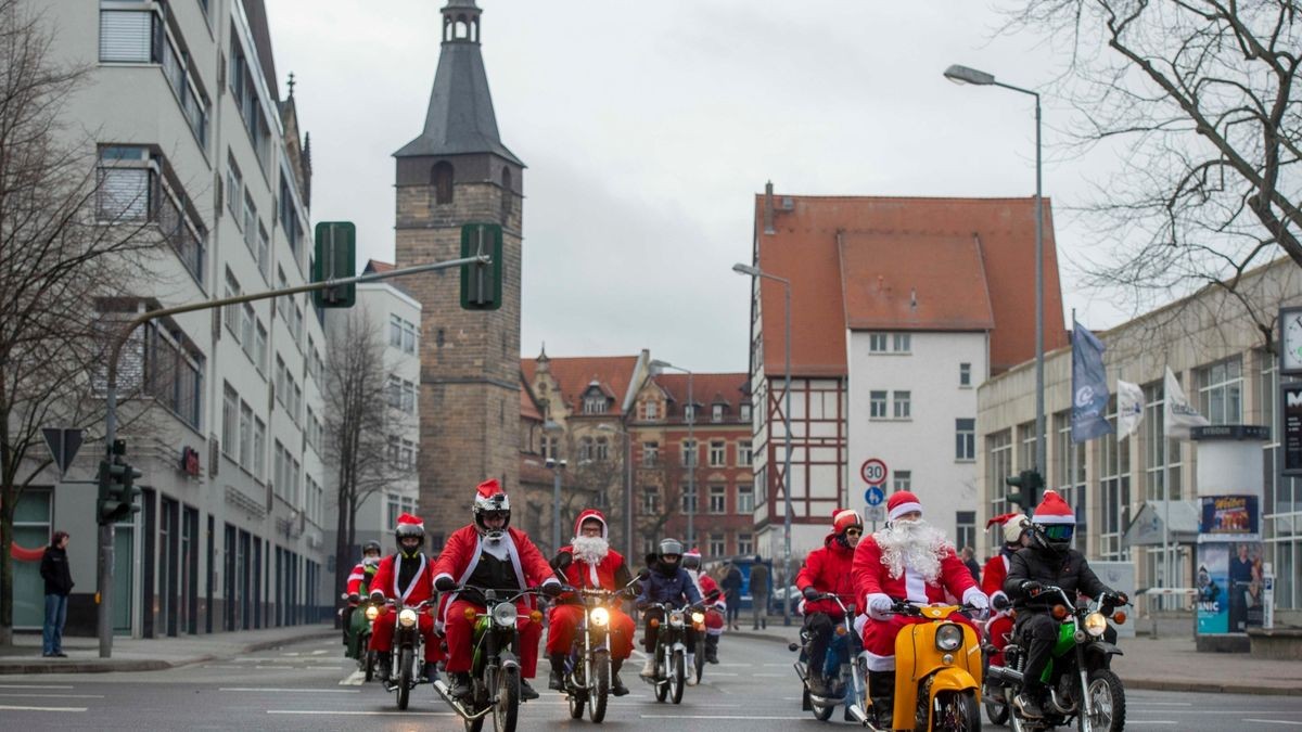 Mehr als 500 Simson-, MZ- und Trabant-Fahrer nahmen an der traditionellen Weihnachtsausfahrt in Erfurt teil.