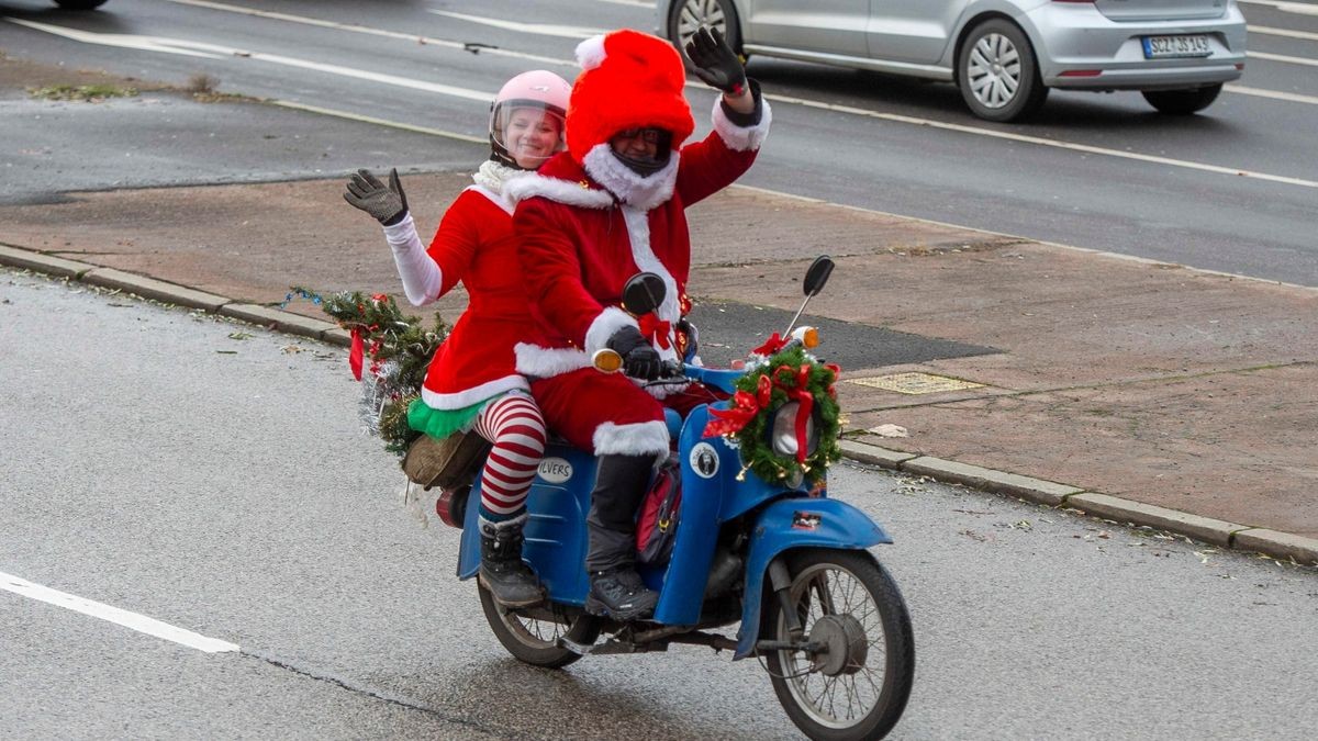 Mehr als 500 Simson-, MZ- und Trabant-Fahrer nahmen an der traditionellen Weihnachtsausfahrt in Erfurt teil.