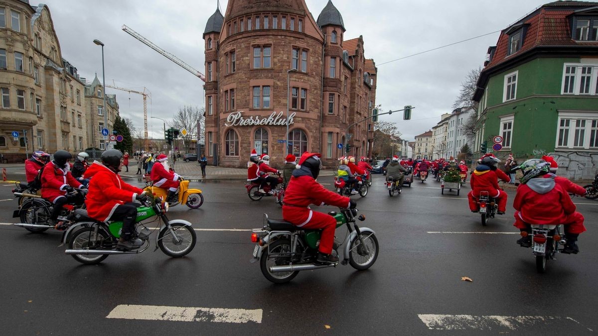 Mehr als 500 Simson-, MZ- und Trabant-Fahrer nahmen an der traditionellen Weihnachtsausfahrt in Erfurt teil.