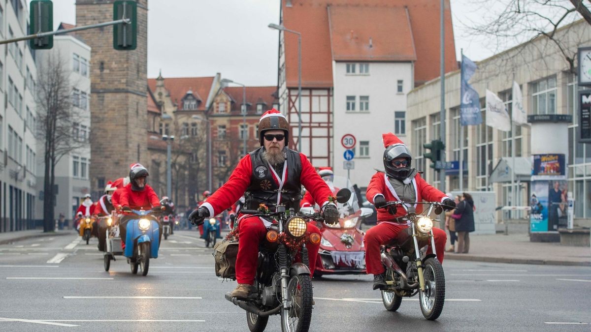 Mehr als 500 Simson-, MZ- und Trabant-Fahrer nahmen an der traditionellen Weihnachtsausfahrt in Erfurt teil.