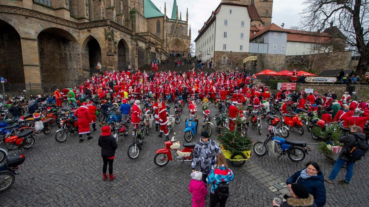 Mehr als 500 Simson-, MZ- und Trabant-Fahrer nahmen an der traditionellen Weihnachtsausfahrt in Erfurt teil.