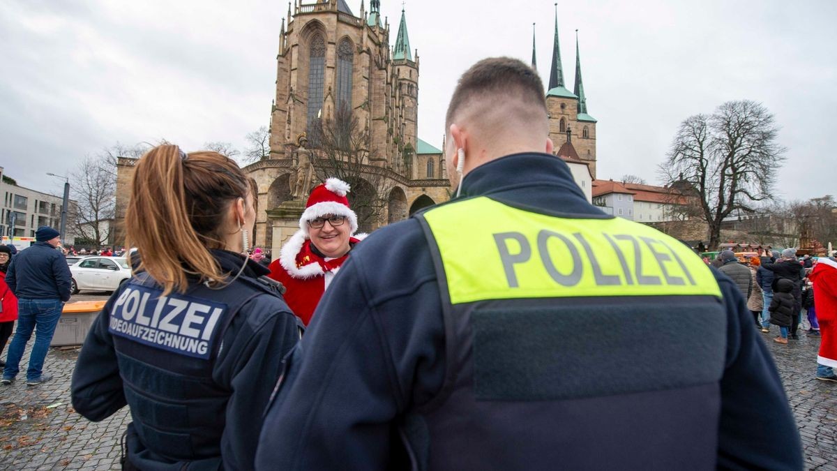 Mehr als 500 Simson-, MZ- und Trabant-Fahrer nahmen an der traditionellen Weihnachtsausfahrt in Erfurt teil.