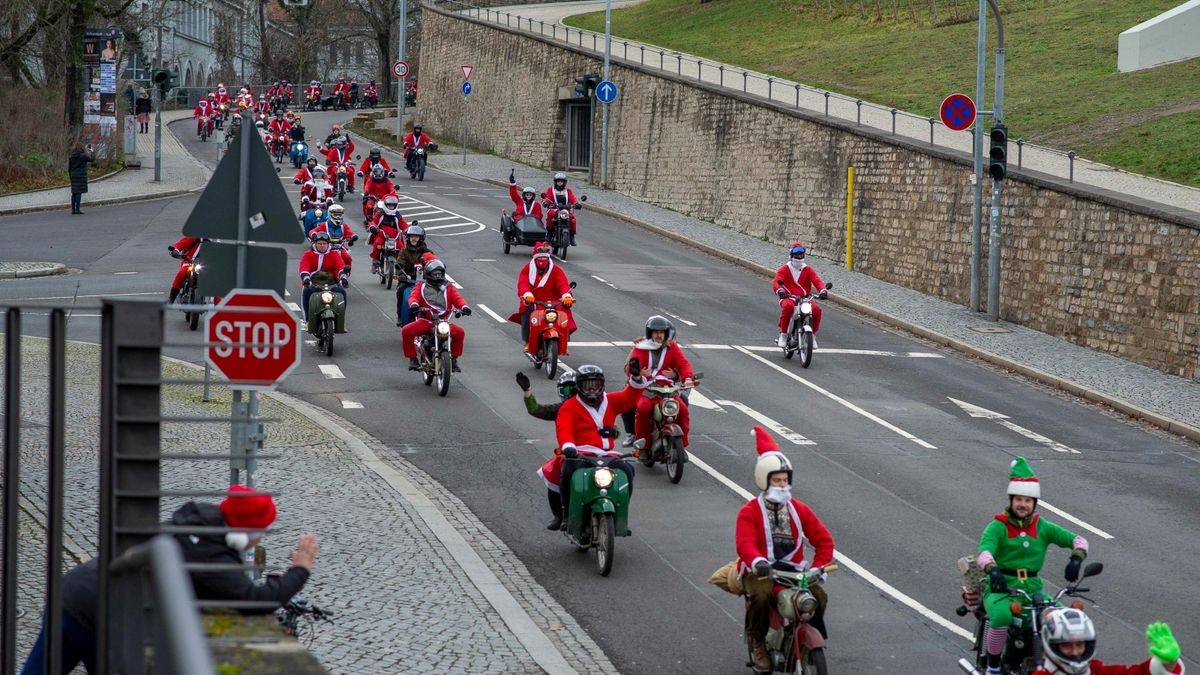 Mehr als 500 Simson-, MZ- und Trabant-Fahrer nahmen an der traditionellen Weihnachtsausfahrt in Erfurt teil.