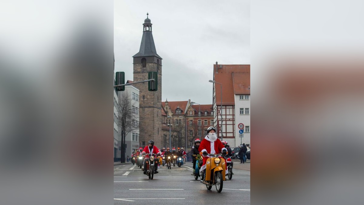 Mehr als 500 Simson-, MZ- und Trabant-Fahrer nahmen an der traditionellen Weihnachtsausfahrt in Erfurt teil.