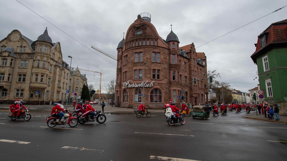 Mehr als 500 Simson-, MZ- und Trabant-Fahrer nahmen an der traditionellen Weihnachtsausfahrt in Erfurt teil.