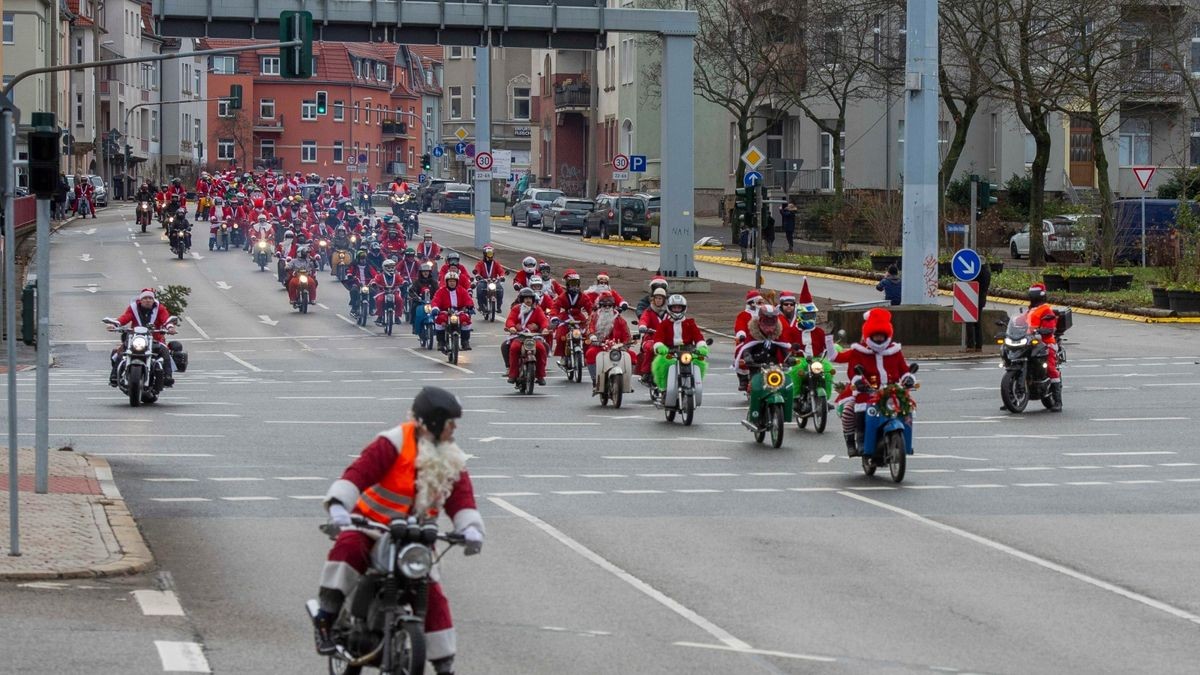 Mehr als 500 Simson-, MZ- und Trabant-Fahrer nahmen an der traditionellen Weihnachtsausfahrt in Erfurt teil.