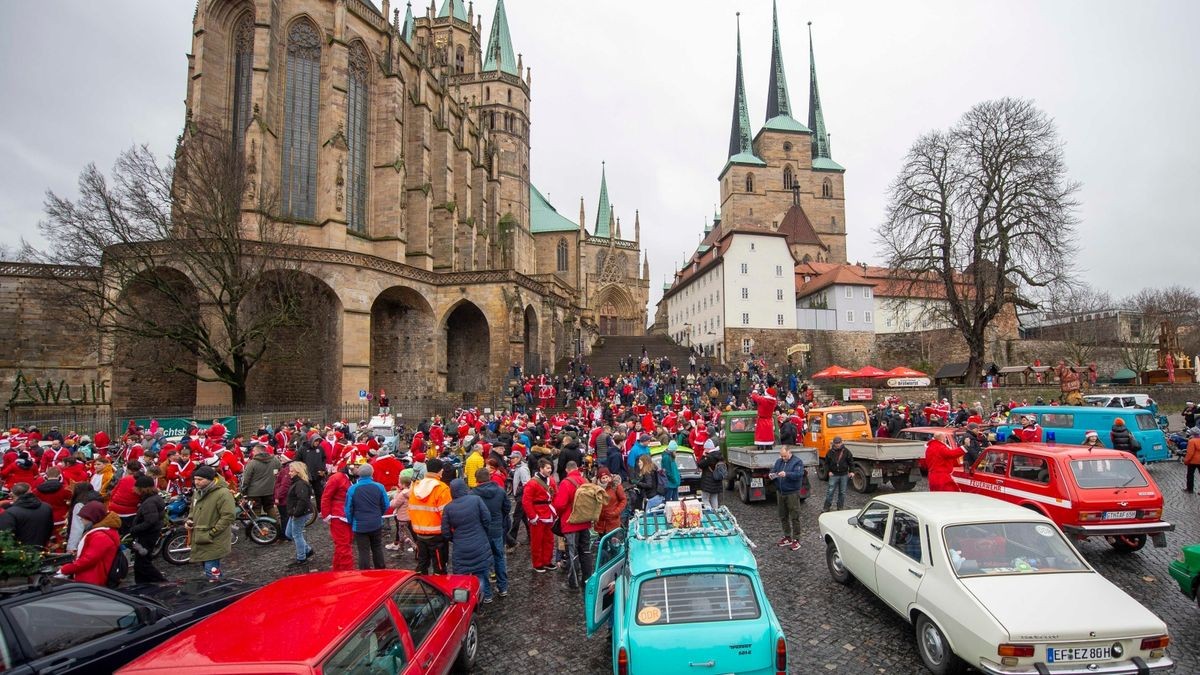 Mehr als 500 Simson-, MZ- und Trabant-Fahrer nahmen an der traditionellen Weihnachtsausfahrt in Erfurt teil.