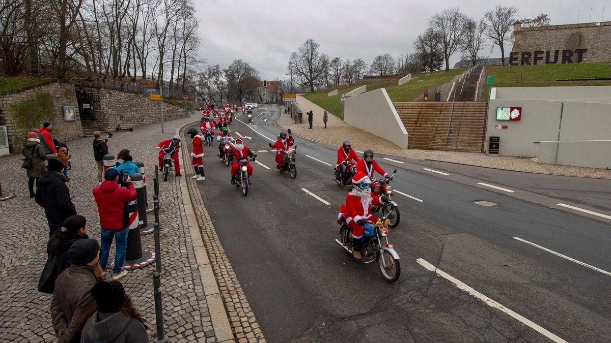 Rund 420 Simson-, MZ- und Trabant-Fahrer nahmen an der traditionellen Weihnachtsausfahrt in Erfurt teil.