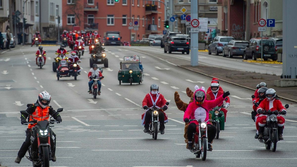 Mehr als 500 Simson-, MZ- und Trabant-Fahrer nahmen an der traditionellen Weihnachtsausfahrt in Erfurt teil.