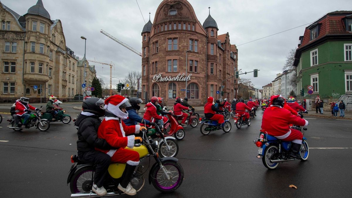 Mehr als 500 Simson-, MZ- und Trabant-Fahrer nahmen an der traditionellen Weihnachtsausfahrt in Erfurt teil.