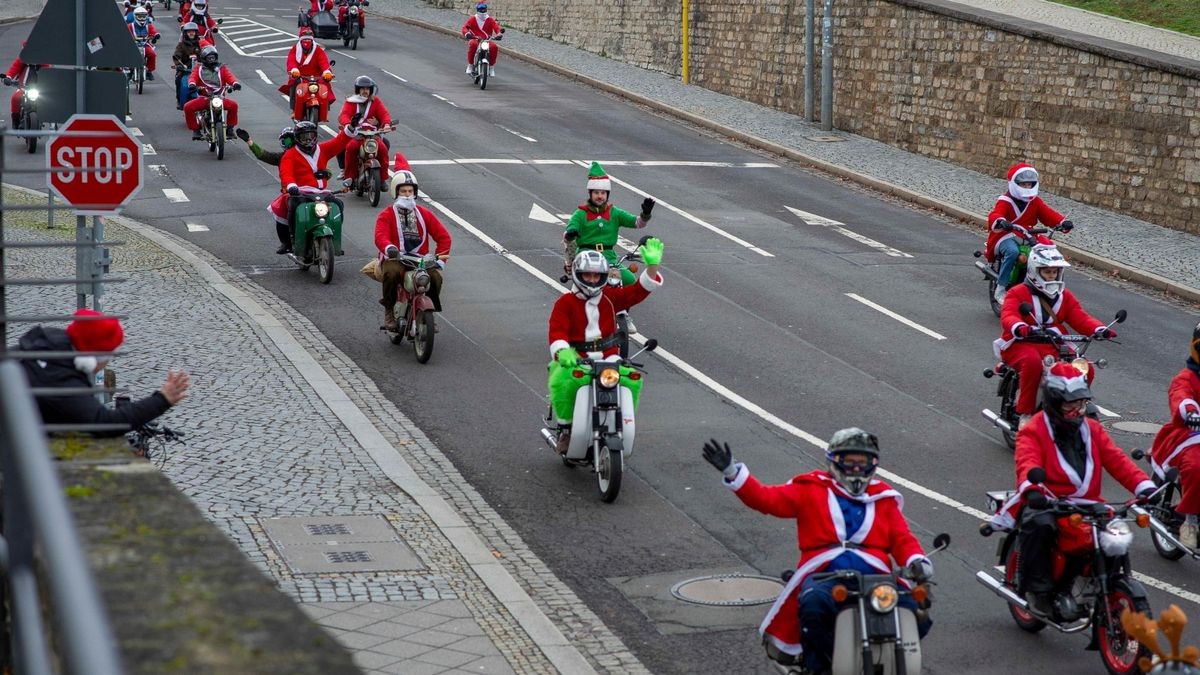 Mehr als 500 Simson-, MZ- und Trabant-Fahrer nahmen an der traditionellen Weihnachtsausfahrt in Erfurt teil.