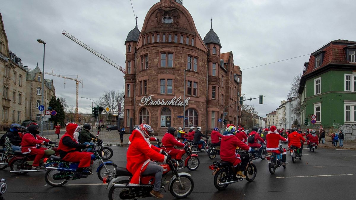 Mehr als 500 Simson-, MZ- und Trabant-Fahrer nahmen an der traditionellen Weihnachtsausfahrt in Erfurt teil.