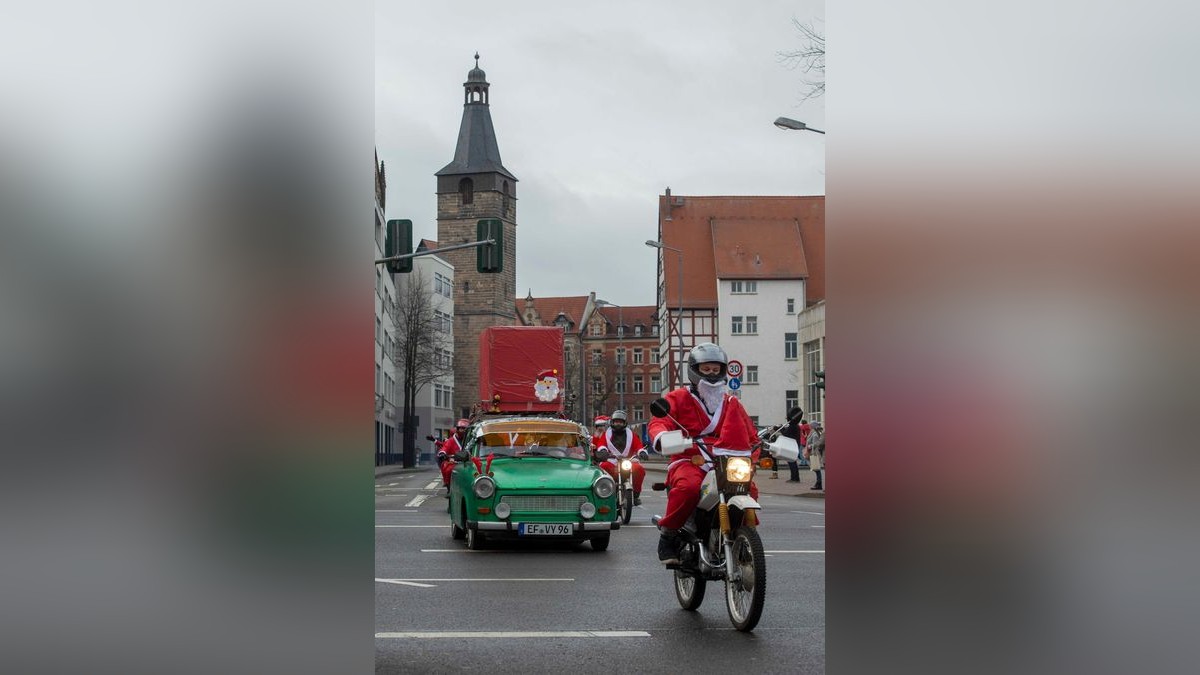 Mehr als 500 Simson-, MZ- und Trabant-Fahrer nahmen an der traditionellen Weihnachtsausfahrt in Erfurt teil.