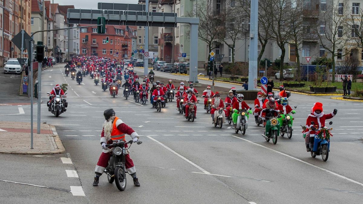 Mehr als 500 Simson-, MZ- und Trabant-Fahrer nahmen an der traditionellen Weihnachtsausfahrt in Erfurt teil.