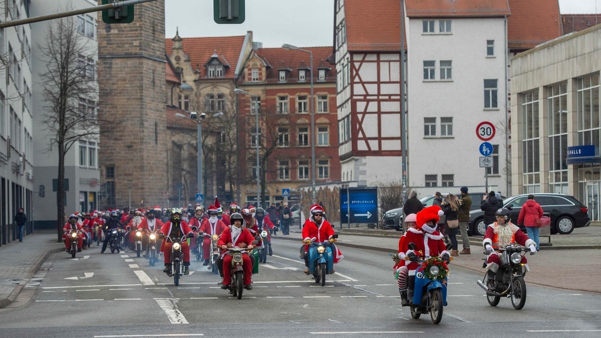 Mehr als 500 Simson-, MZ- und Trabant-Fahrer nahmen an der traditionellen Weihnachtsausfahrt in Erfurt teil.