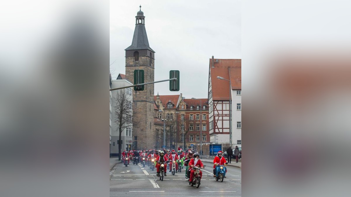 Mehr als 500 Simson-, MZ- und Trabant-Fahrer nahmen an der traditionellen Weihnachtsausfahrt in Erfurt teil.