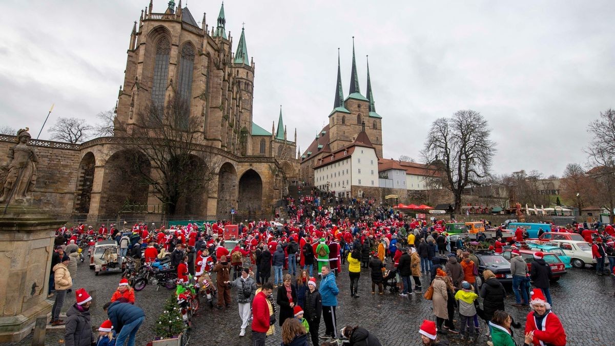 Mehr als 500 Simson-, MZ- und Trabant-Fahrer nahmen an der traditionellen Weihnachtsausfahrt in Erfurt teil.