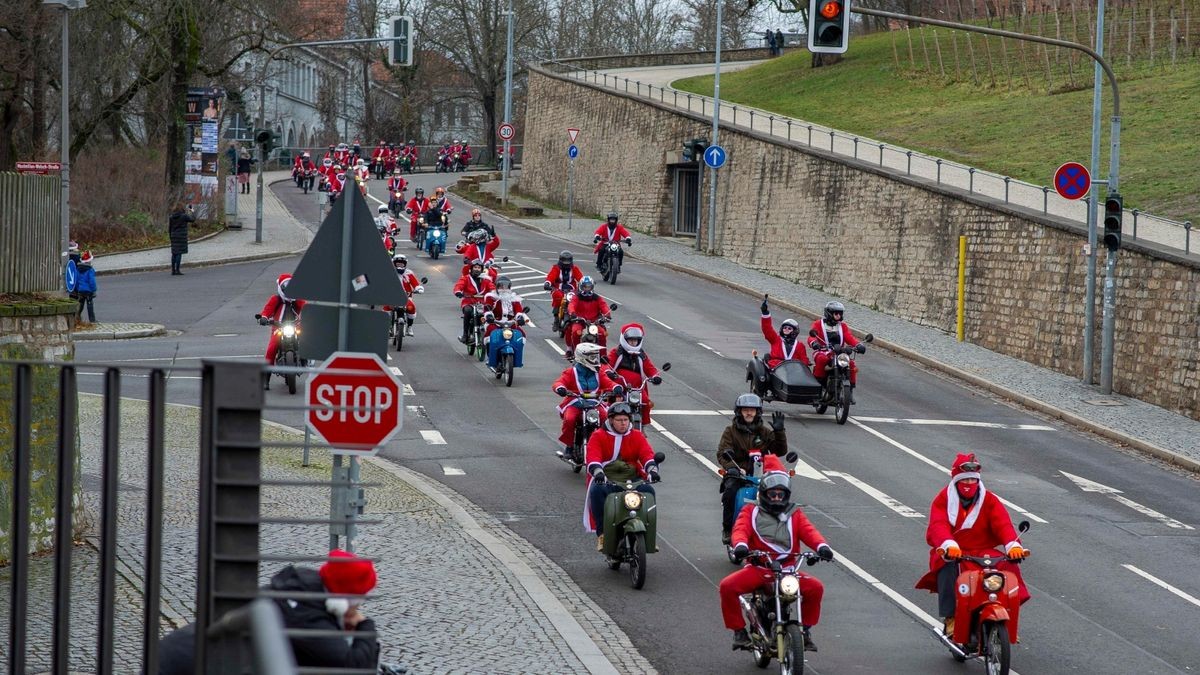 Mehr als 500 Simson-, MZ- und Trabant-Fahrer nahmen an der traditionellen Weihnachtsausfahrt in Erfurt teil.