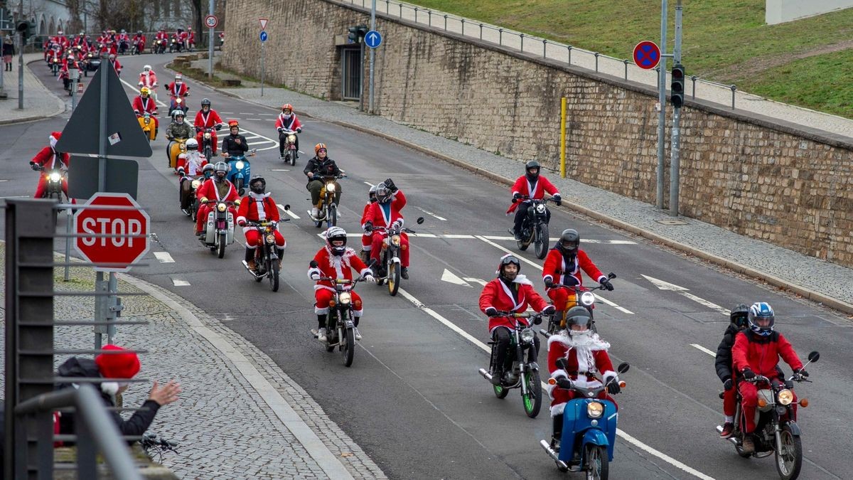 Mehr als 500 Simson-, MZ- und Trabant-Fahrer nahmen an der traditionellen Weihnachtsausfahrt in Erfurt teil.