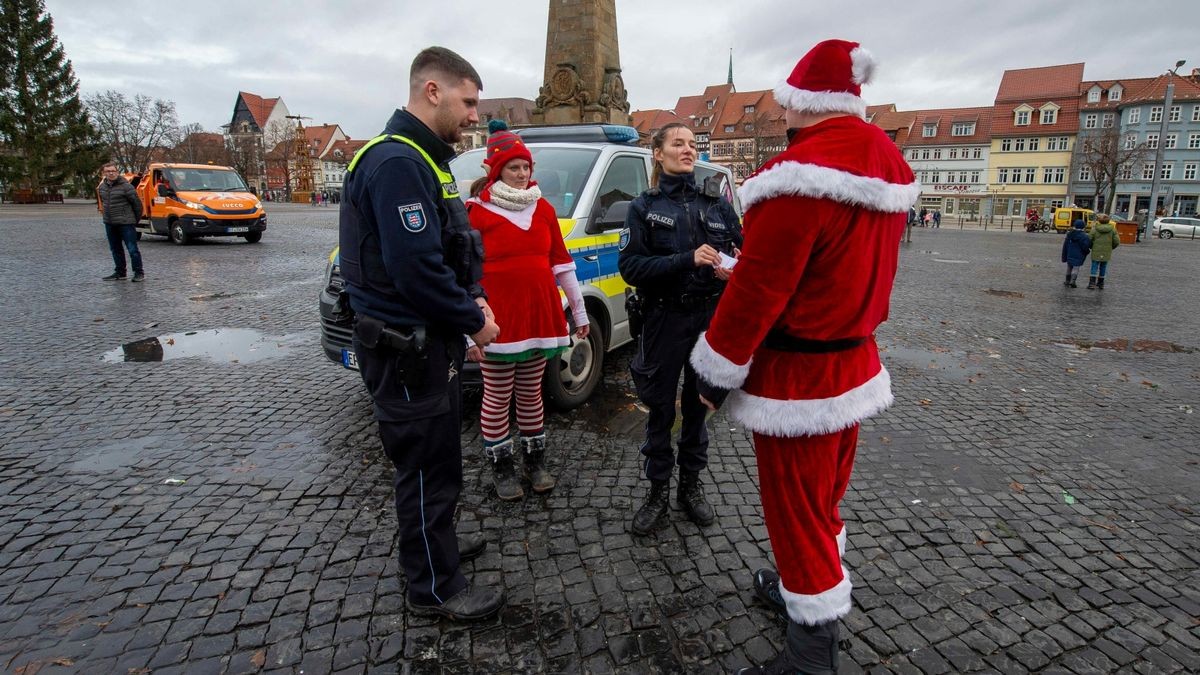 Mehr als 500 Simson-, MZ- und Trabant-Fahrer nahmen an der traditionellen Weihnachtsausfahrt in Erfurt teil.