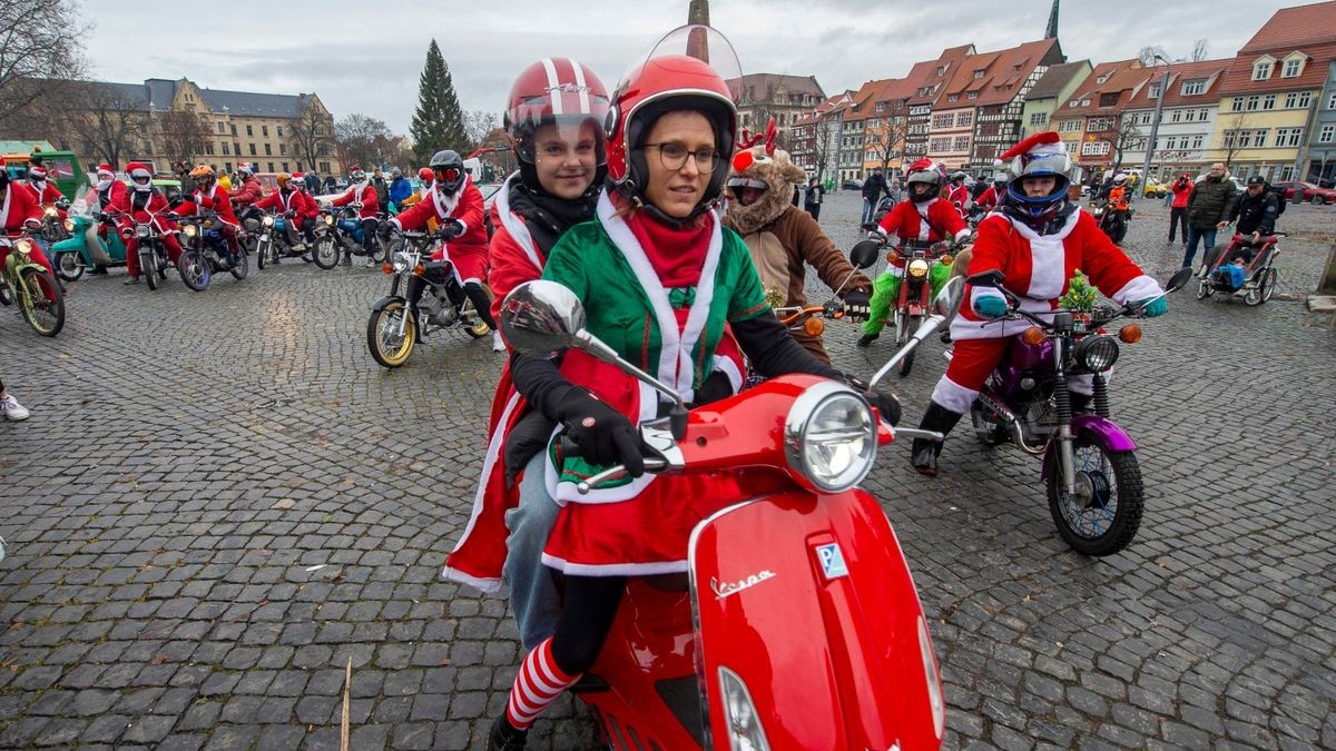 Rund 420 Simson-, MZ- und Trabant-Fahrer nahmen an der traditionellen Weihnachtsausfahrt in Erfurt teil.