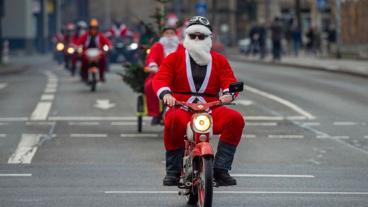 Mehr als 500 Simson-, MZ- und Trabant-Fahrer nahmen an der traditionellen Weihnachtsausfahrt in Erfurt teil.