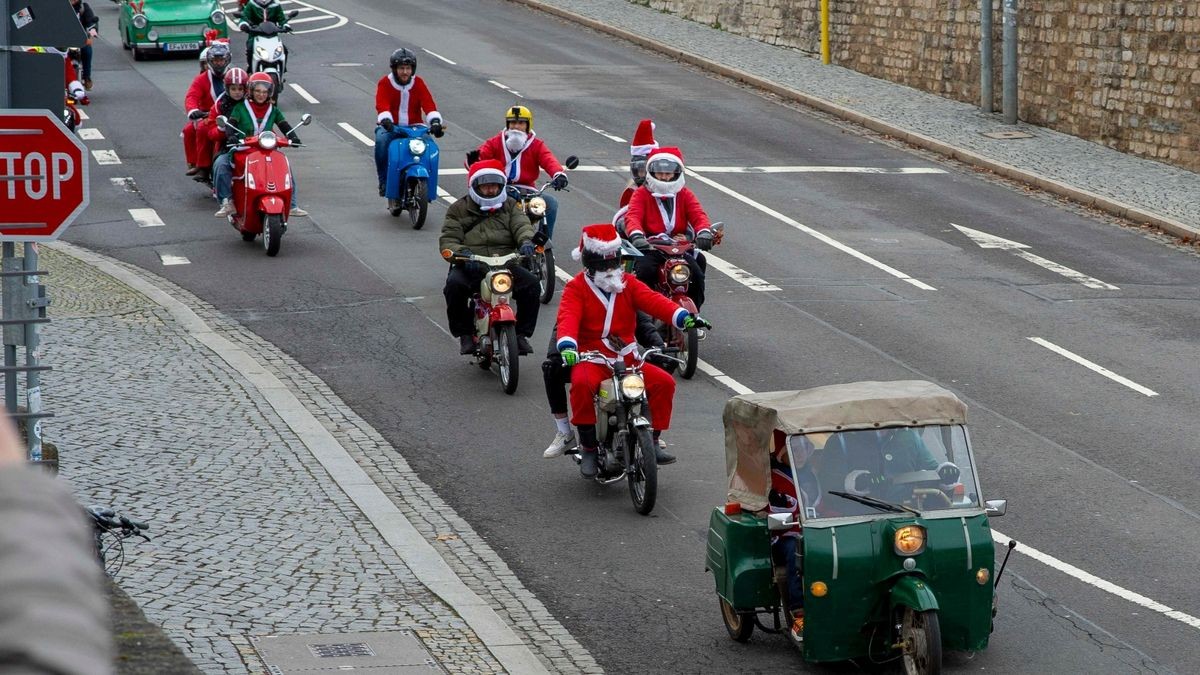 Mehr als 500 Simson-, MZ- und Trabant-Fahrer nahmen an der traditionellen Weihnachtsausfahrt in Erfurt teil.