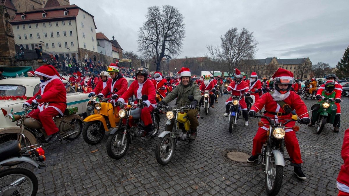 Rund 420 Simson-, MZ- und Trabant-Fahrer nahmen an der traditionellen Weihnachtsausfahrt in Erfurt teil.