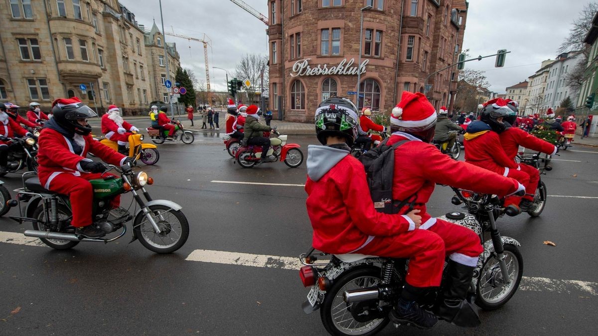 Mehr als 500 Simson-, MZ- und Trabant-Fahrer nahmen an der traditionellen Weihnachtsausfahrt in Erfurt teil.