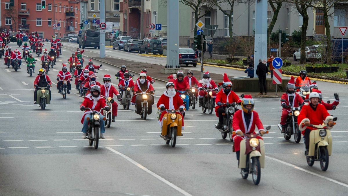 Mehr als 500 Simson-, MZ- und Trabant-Fahrer nahmen an der traditionellen Weihnachtsausfahrt in Erfurt teil.