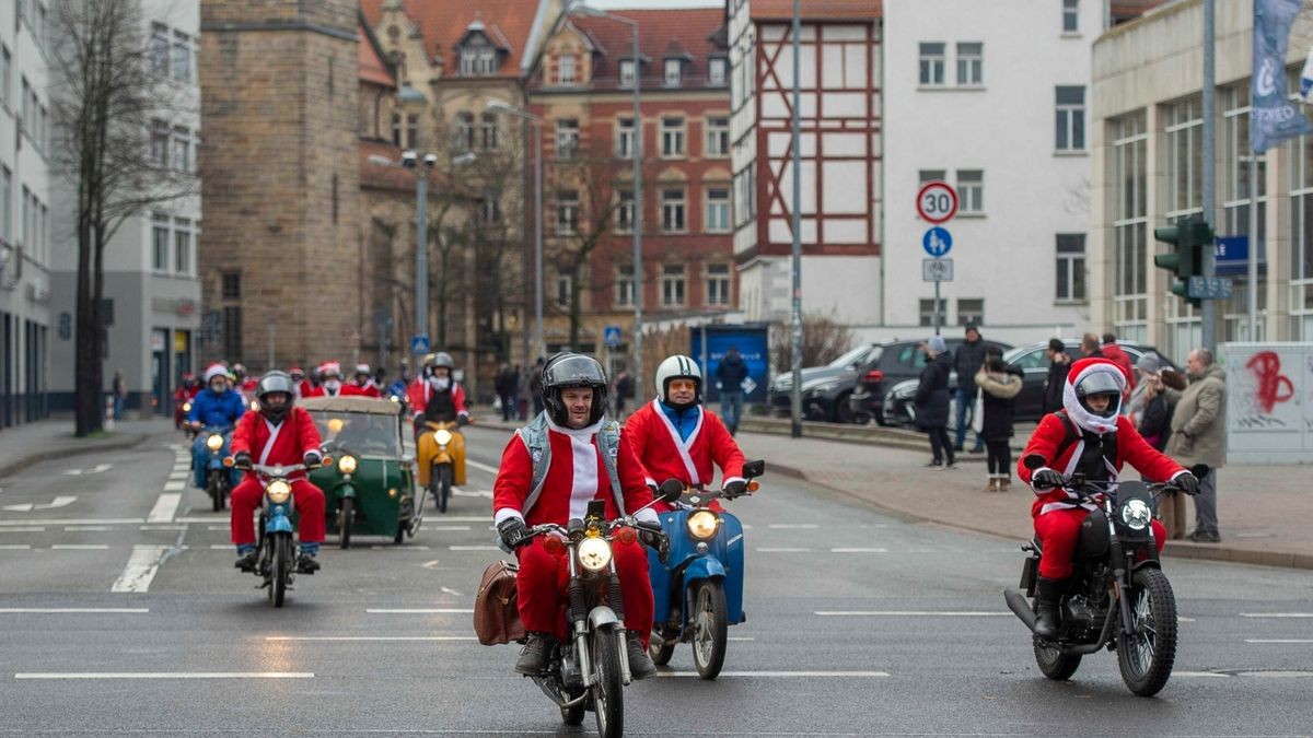 Mehr als 500 Simson-, MZ- und Trabant-Fahrer nahmen an der traditionellen Weihnachtsausfahrt in Erfurt teil.