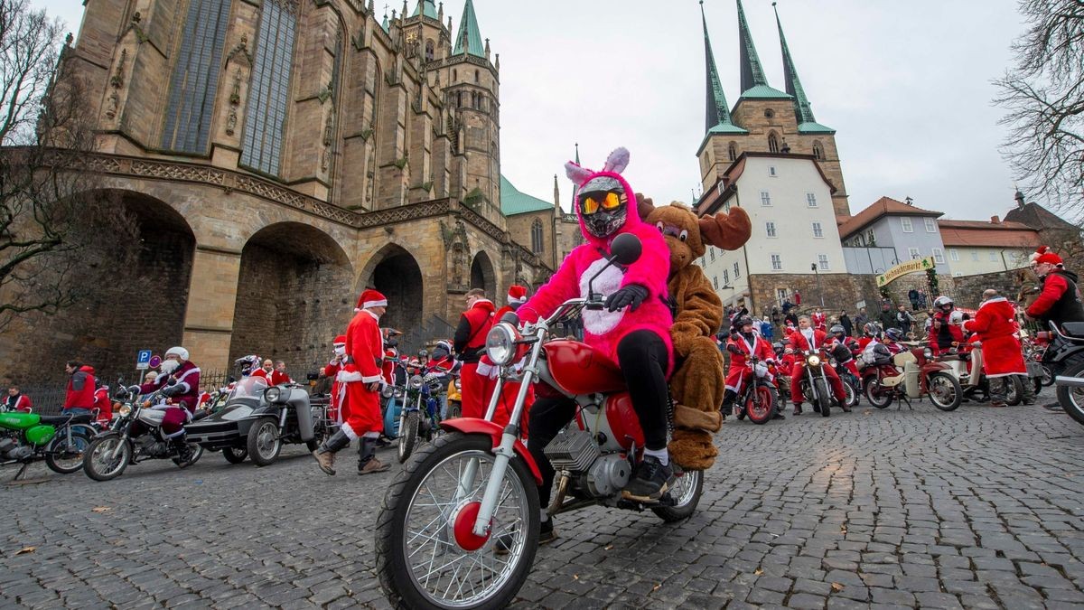 Mehr als 500 Simson-, MZ- und Trabant-Fahrer nahmen an der traditionellen Weihnachtsausfahrt in Erfurt teil.