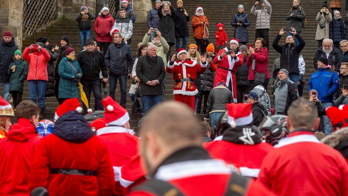 Rund 420 Simson-, MZ- und Trabant-Fahrer nahmen an der traditionellen Weihnachtsausfahrt in Erfurt teil.