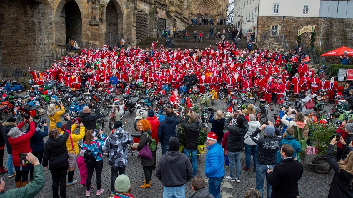 Mehr als 500 Simson-, MZ- und Trabant-Fahrer nahmen an der traditionellen Weihnachtsausfahrt in Erfurt teil.