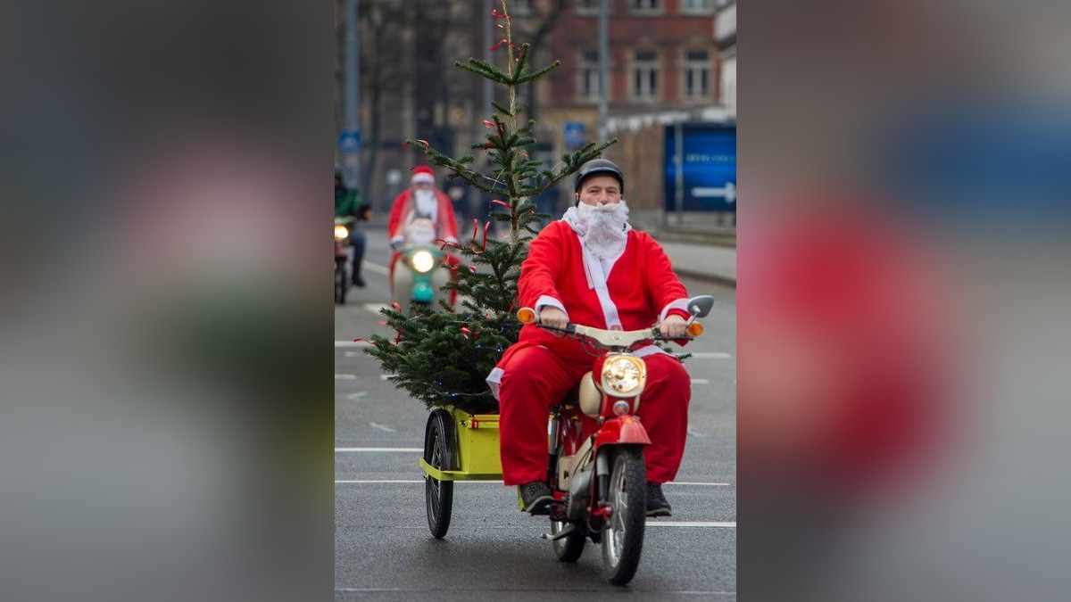 Mehr als 500 Simson-, MZ- und Trabant-Fahrer nahmen an der traditionellen Weihnachtsausfahrt in Erfurt teil.