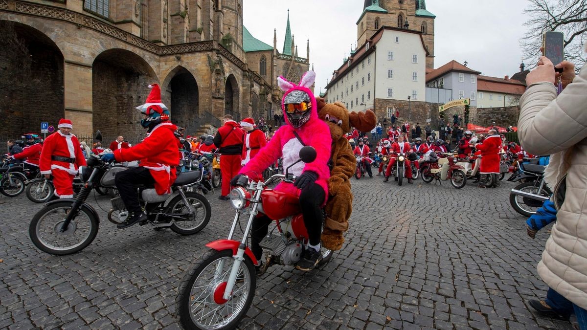 Mehr als 500 Simson-, MZ- und Trabant-Fahrer nahmen an der traditionellen Weihnachtsausfahrt in Erfurt teil.