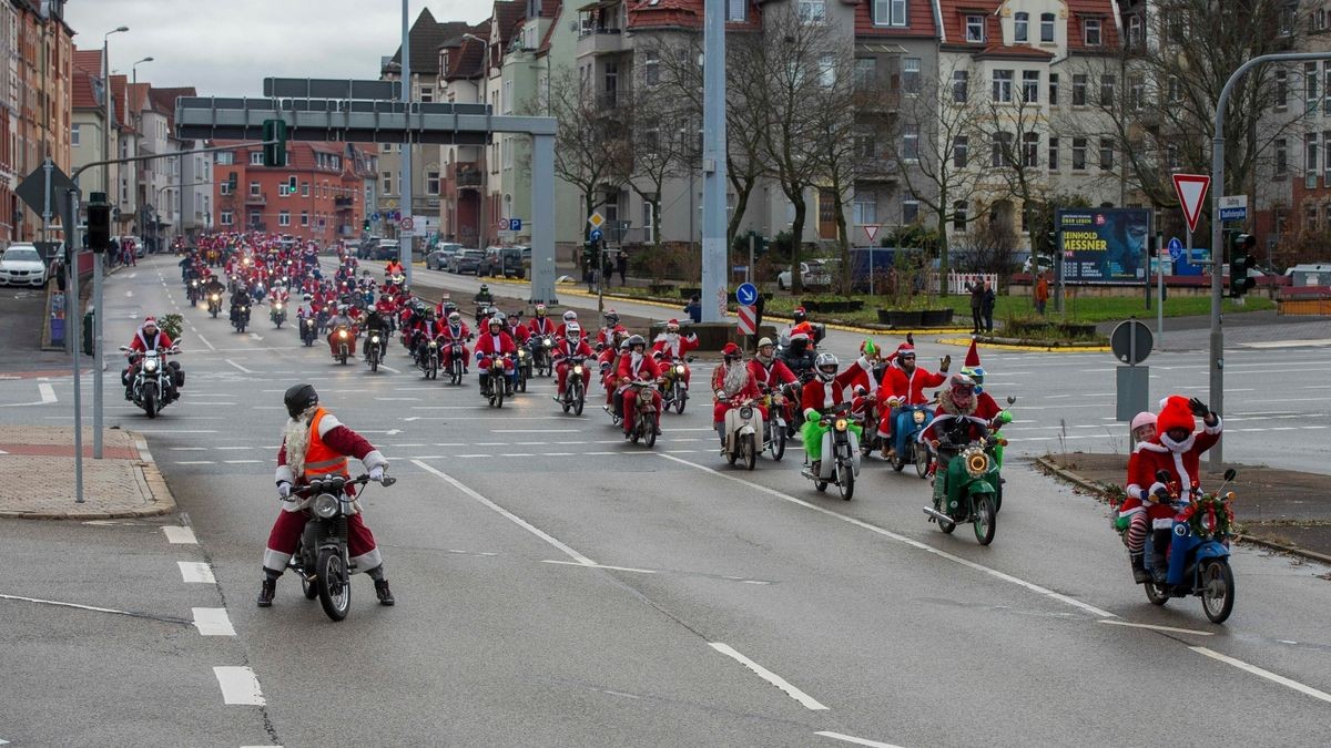 Mehr als 500 Simson-, MZ- und Trabant-Fahrer nahmen an der traditionellen Weihnachtsausfahrt in Erfurt teil.