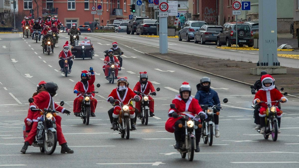 Mehr als 500 Simson-, MZ- und Trabant-Fahrer nahmen an der traditionellen Weihnachtsausfahrt in Erfurt teil.