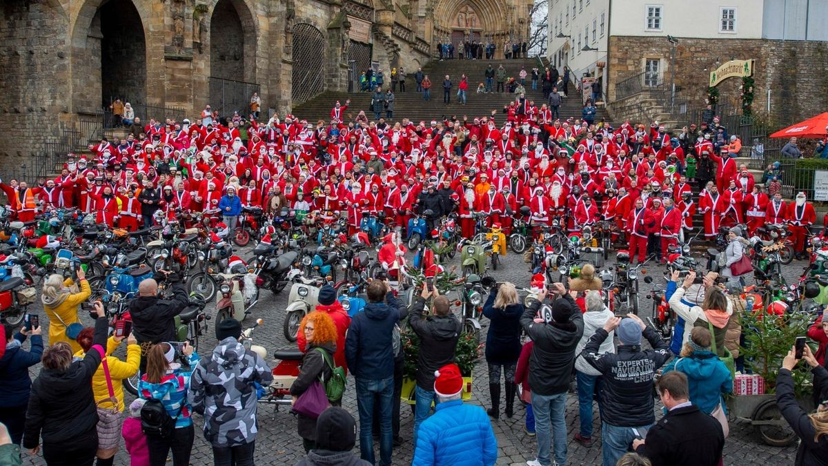 Mehr als 500 Simson-, MZ- und Trabant-Fahrer nahmen an der traditionellen Weihnachtsausfahrt in Erfurt teil.