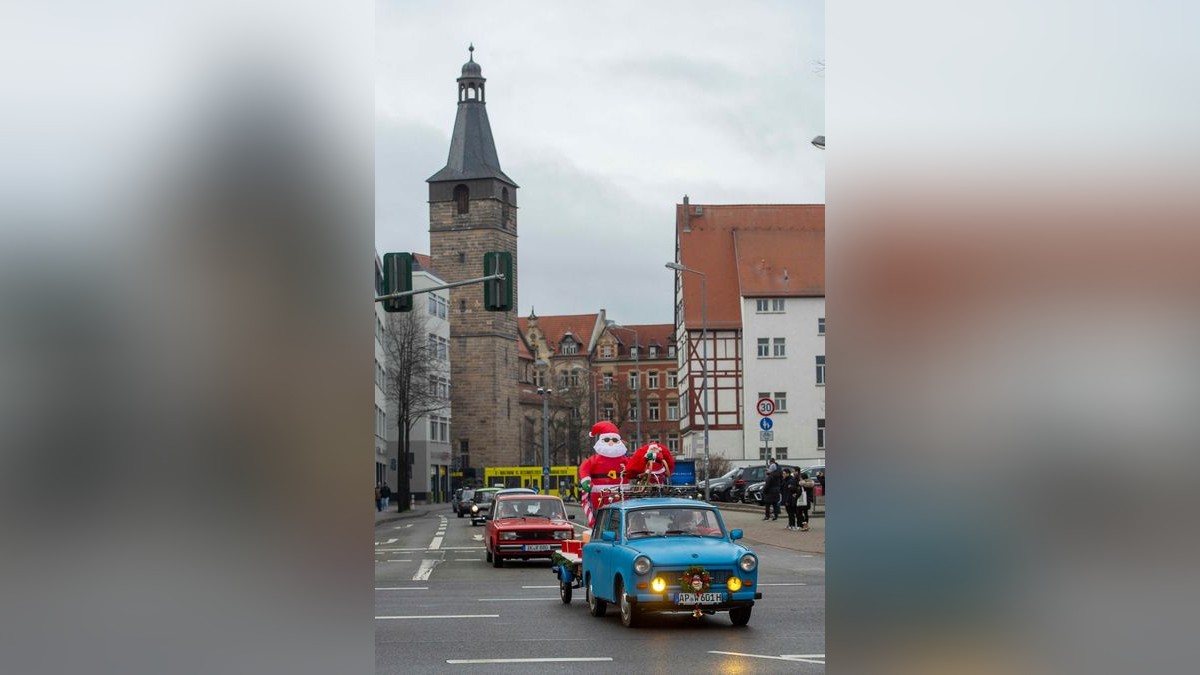 Mehr als 500 Simson-, MZ- und Trabant-Fahrer nahmen an der traditionellen Weihnachtsausfahrt in Erfurt teil.