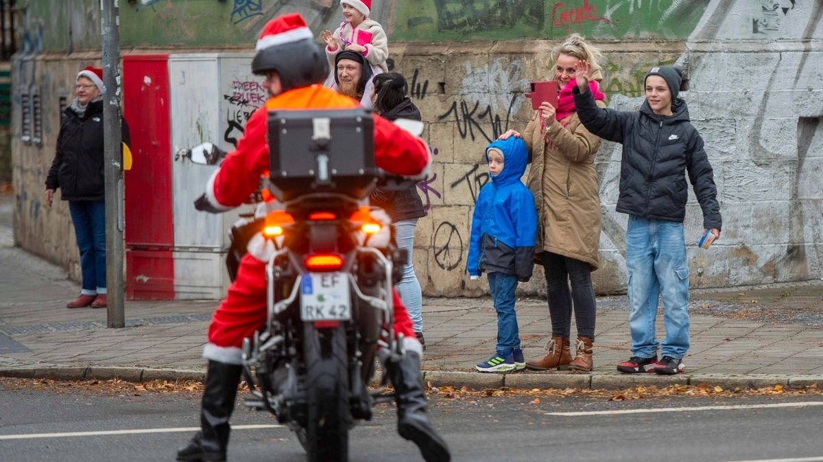 Rund 420 Simson-, MZ- und Trabant-Fahrer nahmen an der traditionellen Weihnachtsausfahrt in Erfurt teil.