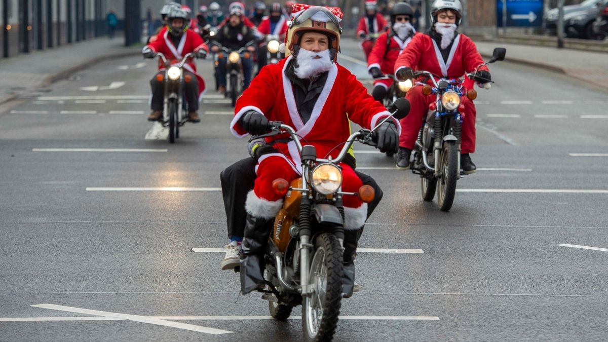 Mehr als 500 Simson-, MZ- und Trabant-Fahrer nahmen an der traditionellen Weihnachtsausfahrt in Erfurt teil.