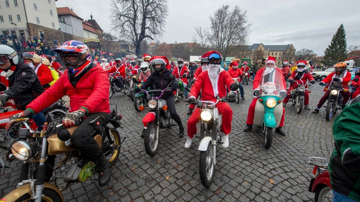 Rund 420 Simson-, MZ- und Trabant-Fahrer nahmen an der traditionellen Weihnachtsausfahrt in Erfurt teil.