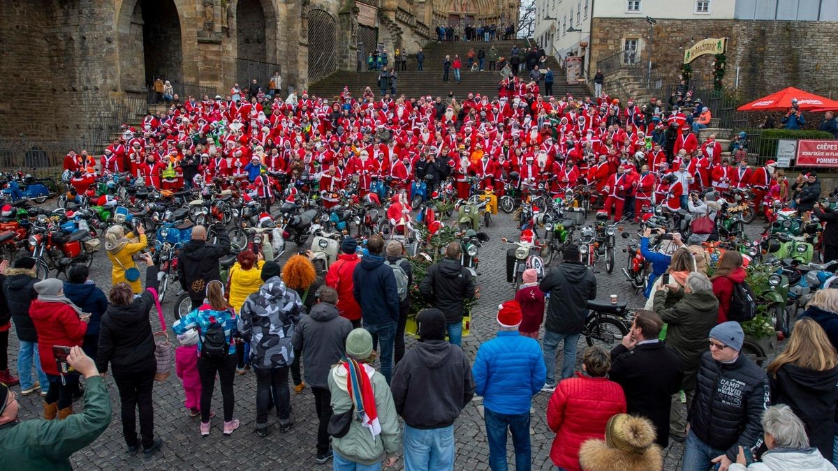 Mehr als 500 Simson-, MZ- und Trabant-Fahrer nahmen an der traditionellen Weihnachtsausfahrt in Erfurt teil.