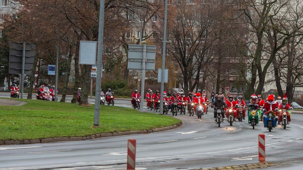 Rund 420 Simson-, MZ- und Trabant-Fahrer nahmen an der traditionellen Weihnachtsausfahrt in Erfurt teil.